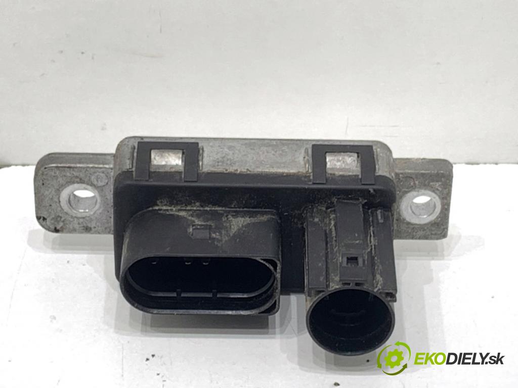 VOLVO V40 liftback 2016 88 kW D2 1969 relé sviečok žhavenia 31431776 (Relé)