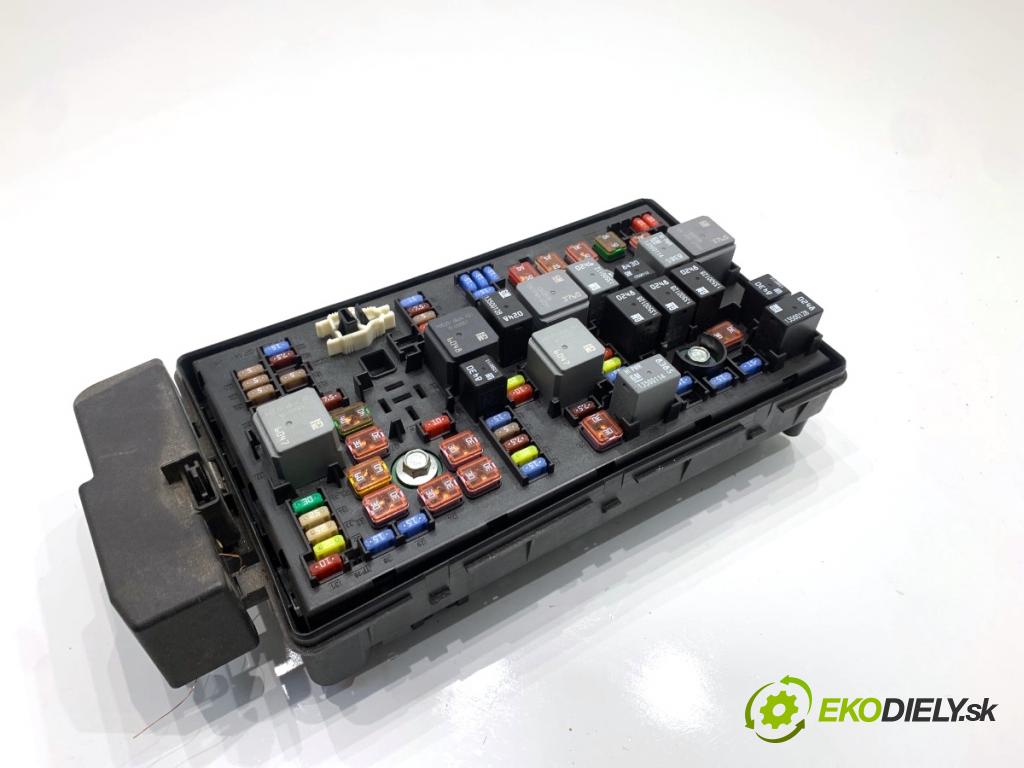 OPEL INSIGNIA A Kombi 2011 162 kW 2.0 Turbo (35) 1998 skříňka poistková 13255300 (Pojistková skříňka)