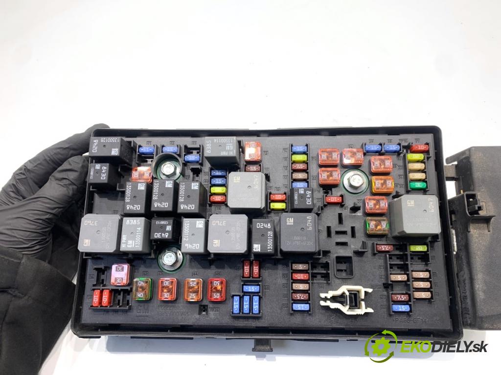 OPEL INSIGNIA A Kombi 2011 162 kW 2.0 Turbo (35) 1998 skříňka poistková 13255300 (Pojistková skříňka)