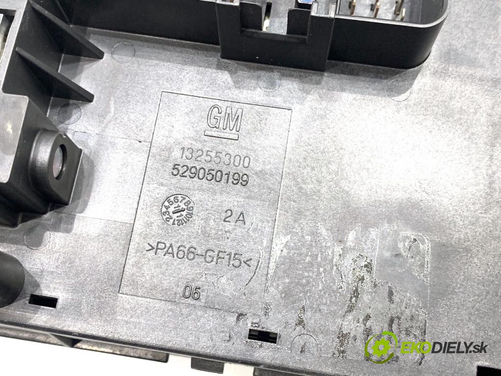 OPEL INSIGNIA A Kombi 2011 162 kW 2.0 Turbo (35) 1998 skříňka poistková 13255300 (Pojistková skříňka)