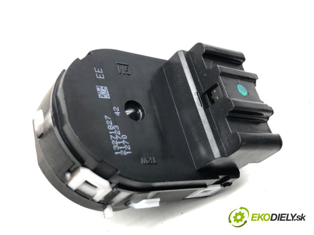 OPEL INSIGNIA A Kombi 2011 162 kW 2.0 Turbo (35) 1998 Prepínač nastavenia spätných zrkadiel 13271827 (Prepínacie páčky pod volantom)