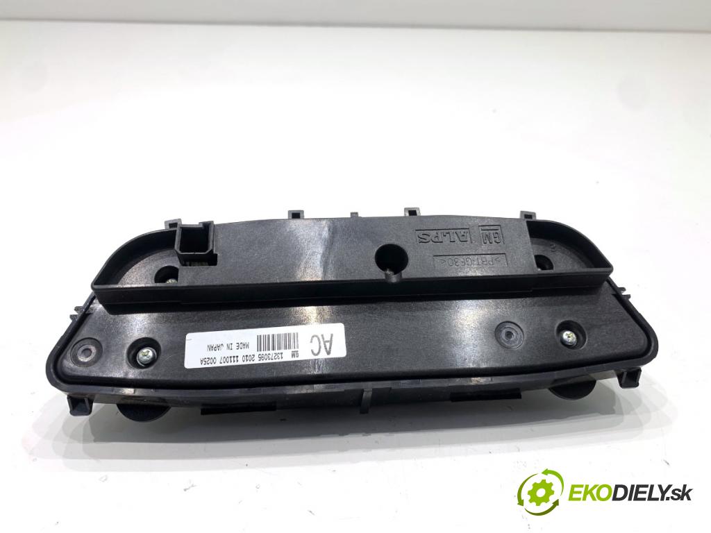 OPEL INSIGNIA A Kombi 2011 162 kW 2.0 Turbo (35) 1998 Panel ovládania radia 13273095 (Prepínacie páčky pod volantom)