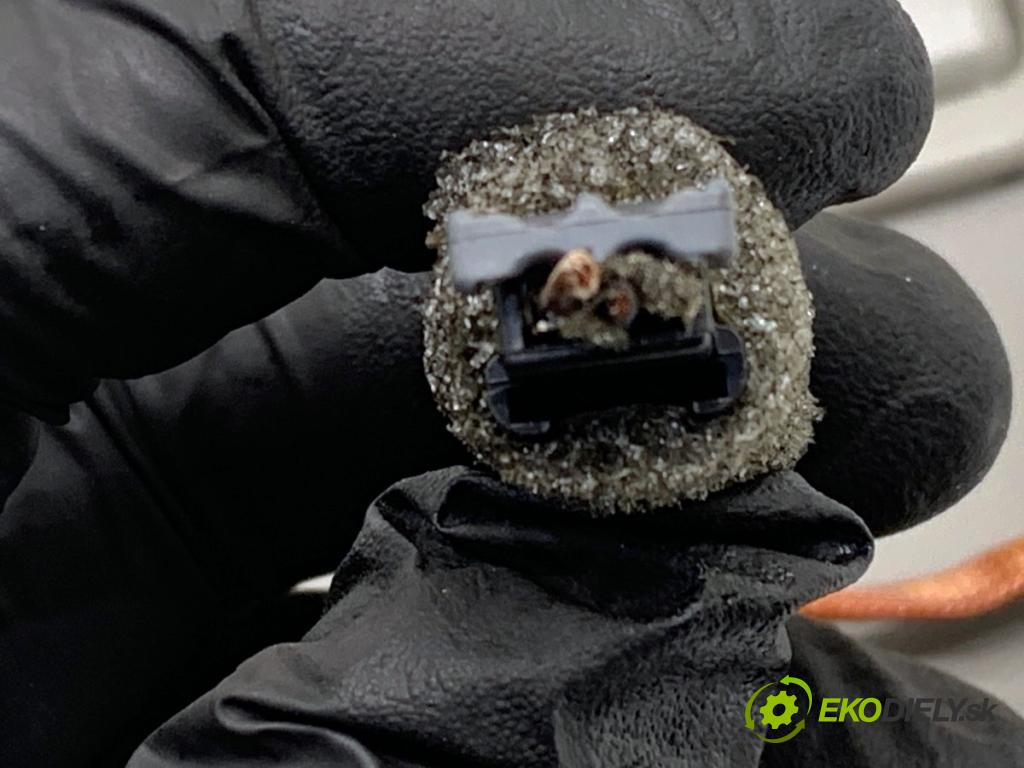 OPEL INSIGNIA A Kombi 2011 162 kW 2.0 Turbo (35) 1998 clona sluneční pravý