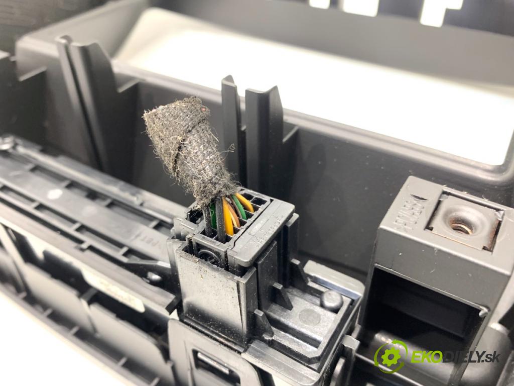 OPEL INSIGNIA A Kombi 2011 162 kW 2.0 Turbo (35) 1998 Mriežky kúrenia predný 13282235