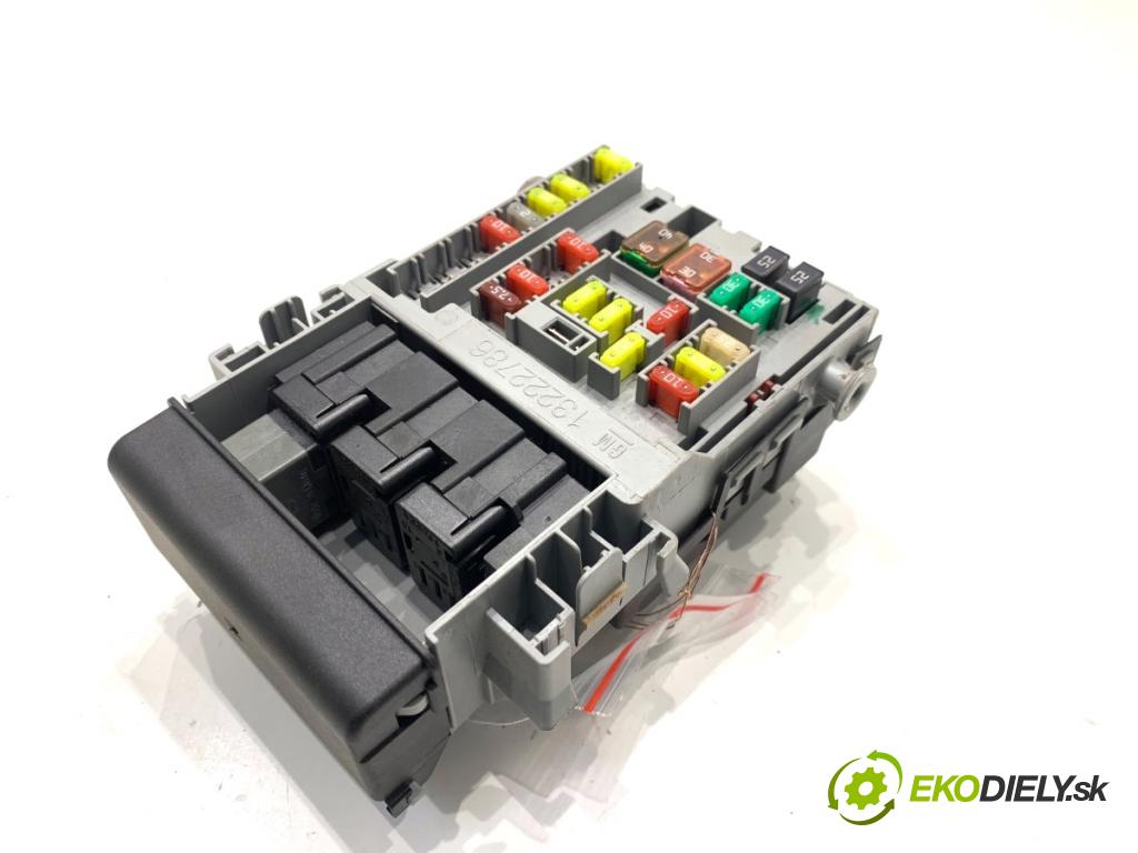 OPEL INSIGNIA A Kombi 2011 162 kW 2.0 Turbo (35) 1998 skříňka poistková 13222786 (Pojistková skříňka)