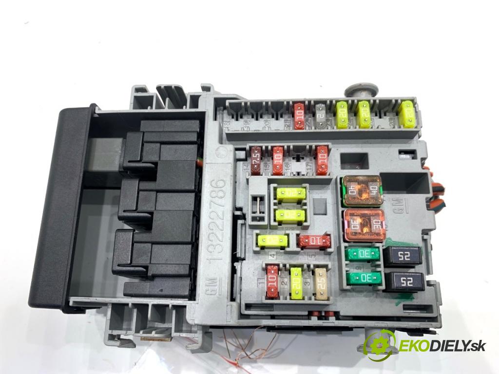 OPEL INSIGNIA A Kombi 2011 162 kW 2.0 Turbo (35) 1998 skříňka poistková 13222786 (Pojistková skříňka)