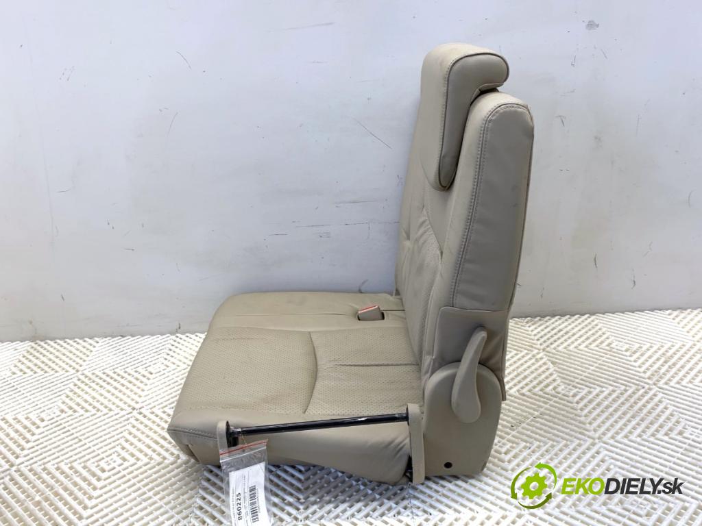 TOYOTA LAND CRUISER J12 samochód terenowy zamknięty 2006 127 kW 3.0 D-4D (KDJ120, KDJ125, KDJ121) 2982 Sedadlo tretí rad Sedadlo ľavy
