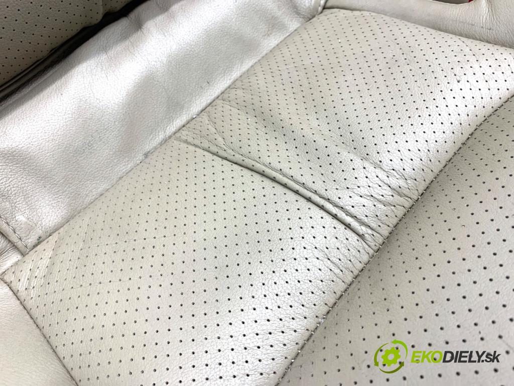 TOYOTA LAND CRUISER J12 samochód terenowy zamknięty 2006 127 kW 3.0 D-4D (KDJ120, KDJ125, KDJ121) 2982 Sedadlo druhý rad