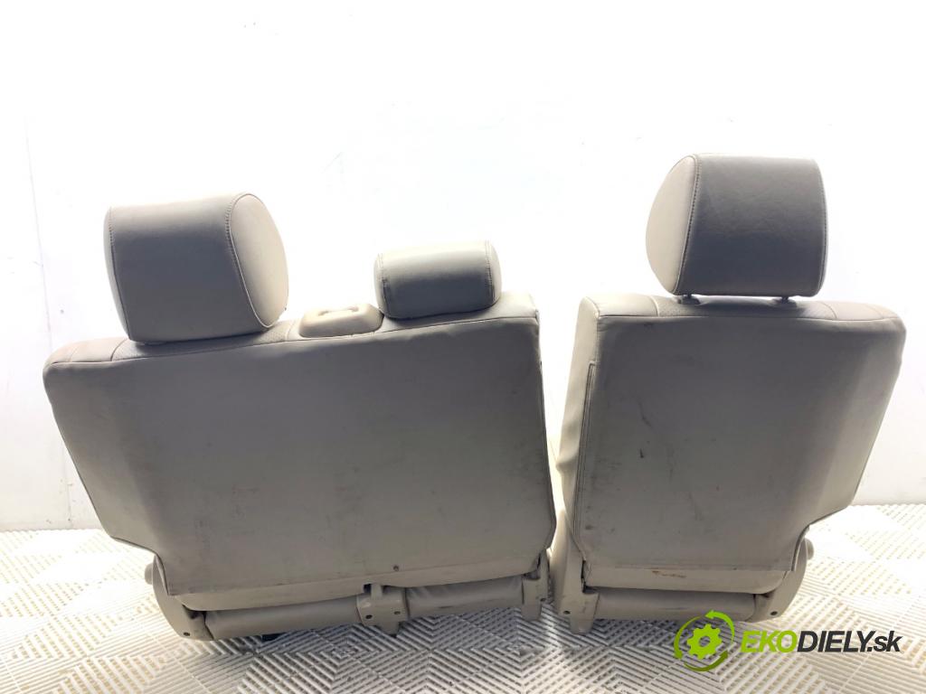 TOYOTA LAND CRUISER J12 samochód terenowy zamknięty 2006 127 kW 3.0 D-4D (KDJ120, KDJ125, KDJ121) 2982 Sedadlo druhý rad