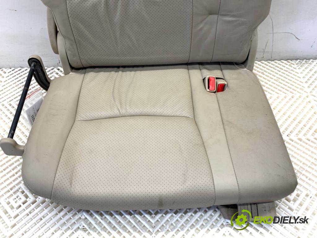 TOYOTA LAND CRUISER J12 samochód terenowy zamknięty 2006 127 kW 3.0 D-4D (KDJ120, KDJ125, KDJ121) 2982 Sedadlo tretí rad Sedadlo pravy
