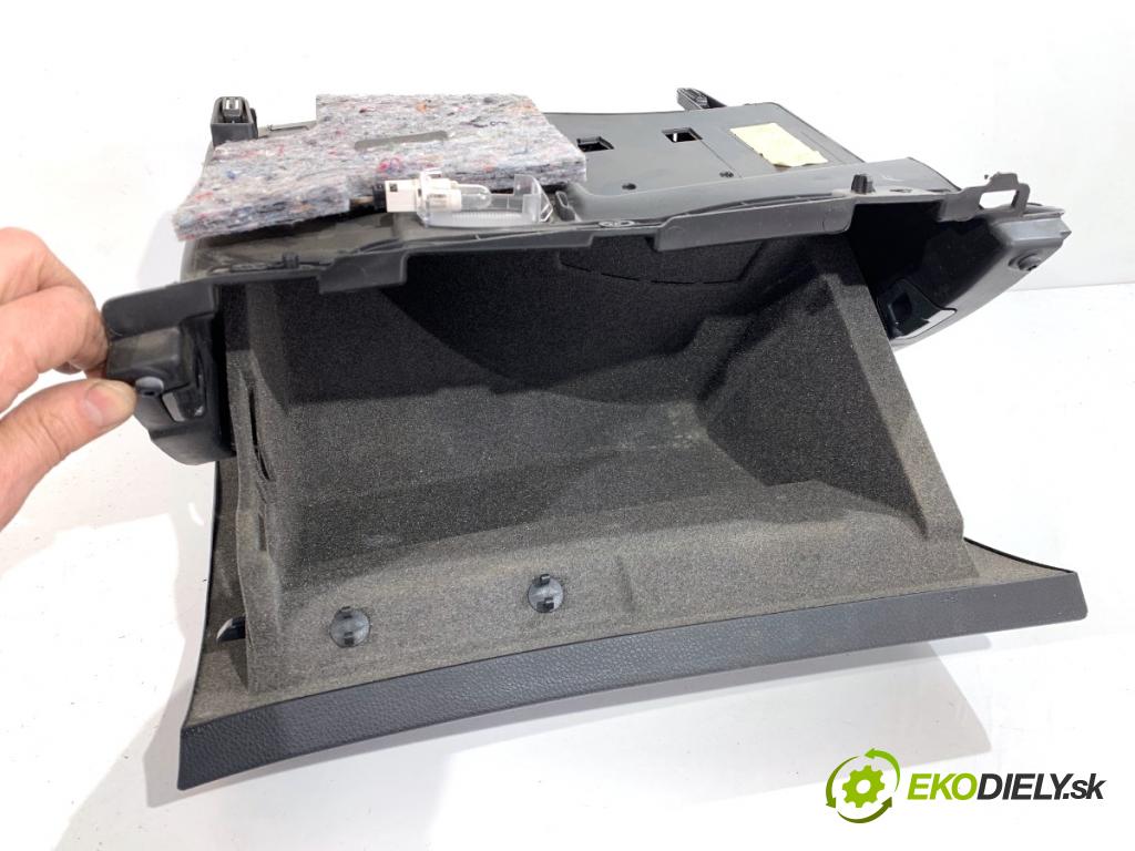 MERCEDES-BENZ CLA coupe coupe 2017 80 kW CLA 180 CDI / d (117.312) 1461 Priehradka, kastlík spolujazdca  (Priehradka (kastlík))