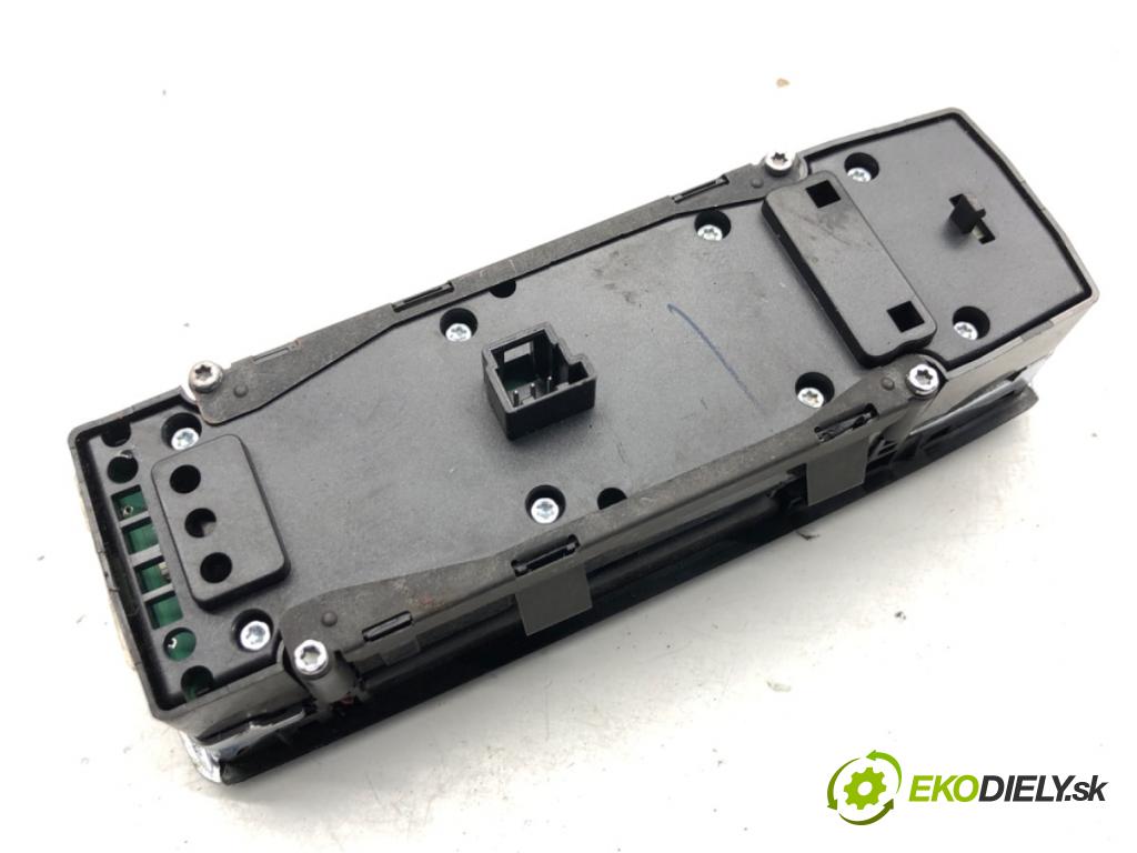 MERCEDES-BENZ CLA coupe coupe 2017 80 kW CLA 180 CDI / d (117.312) 1461 Prepínač okien A1669054400 (Prepínacie páčky pod volantom)