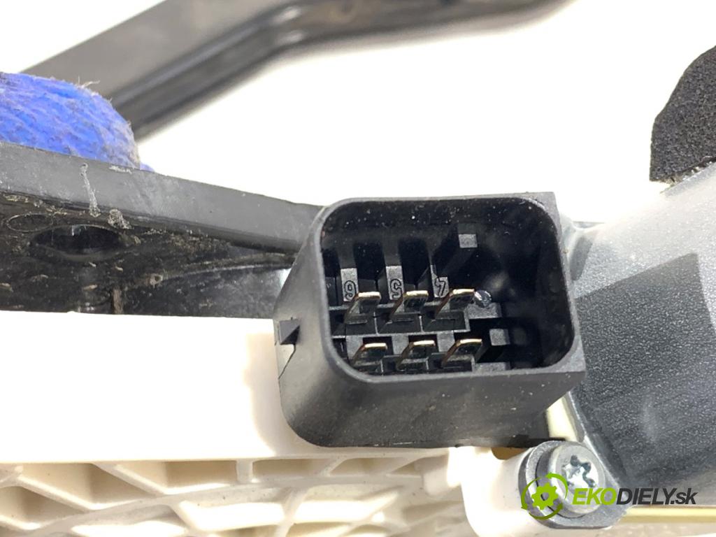 MERCEDES-BENZ CLA coupe coupe 2017 80 kW CLA 180 CDI / d (117.312) 1461 Mechanizmus okna pravy zad