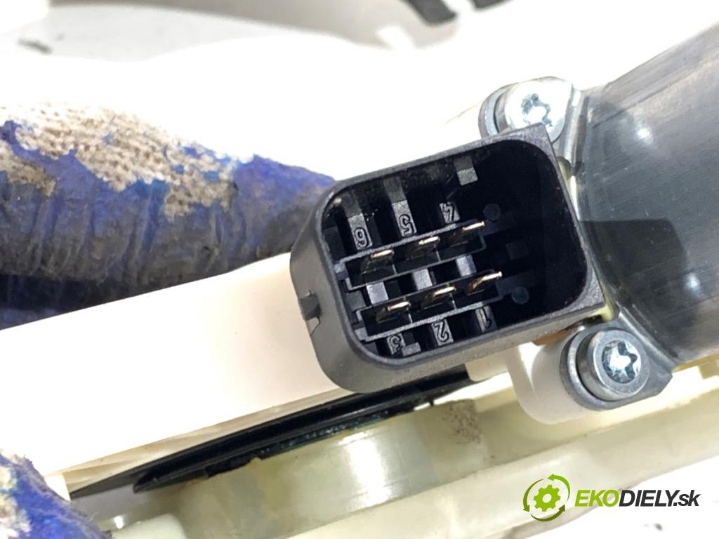 MERCEDES-BENZ CLA coupe coupe 2017 80 kW CLA 180 CDI / d (117.312) 1461 mechanismus okna pravý přední část