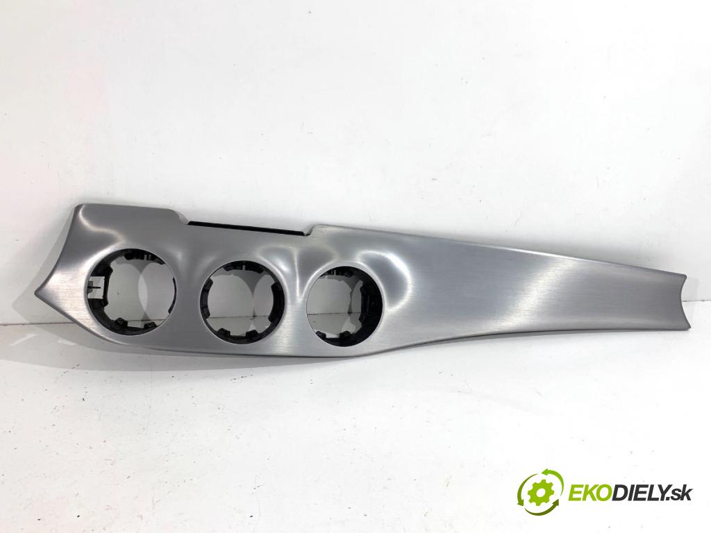 MERCEDES-BENZ CLA coupe coupe 2017 80 kW CLA 180 CDI / d (117.312) 1461 lišty kryt A1766890018 (Lišta)