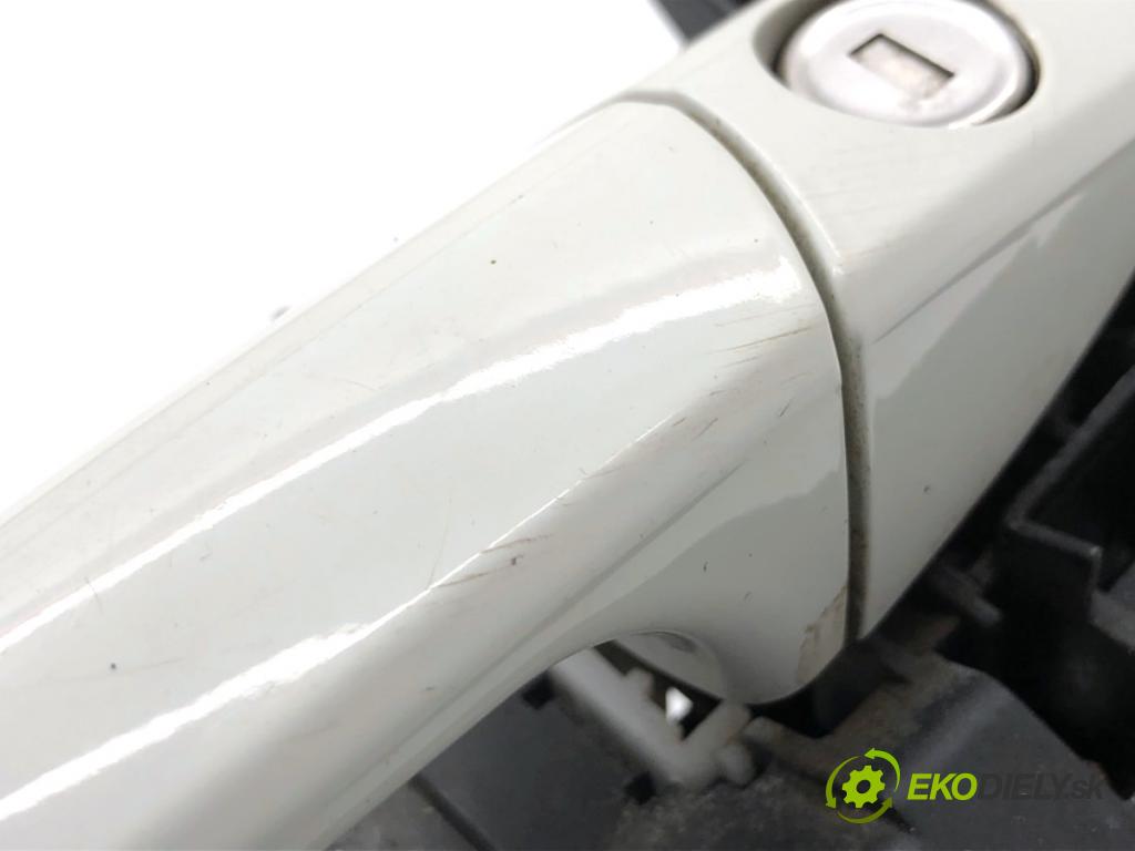 MERCEDES-BENZ CLA coupe coupe 2017 80 kW CLA 180 CDI / d (117.312) 1461 Kľučka vonkajšia ľavy predný