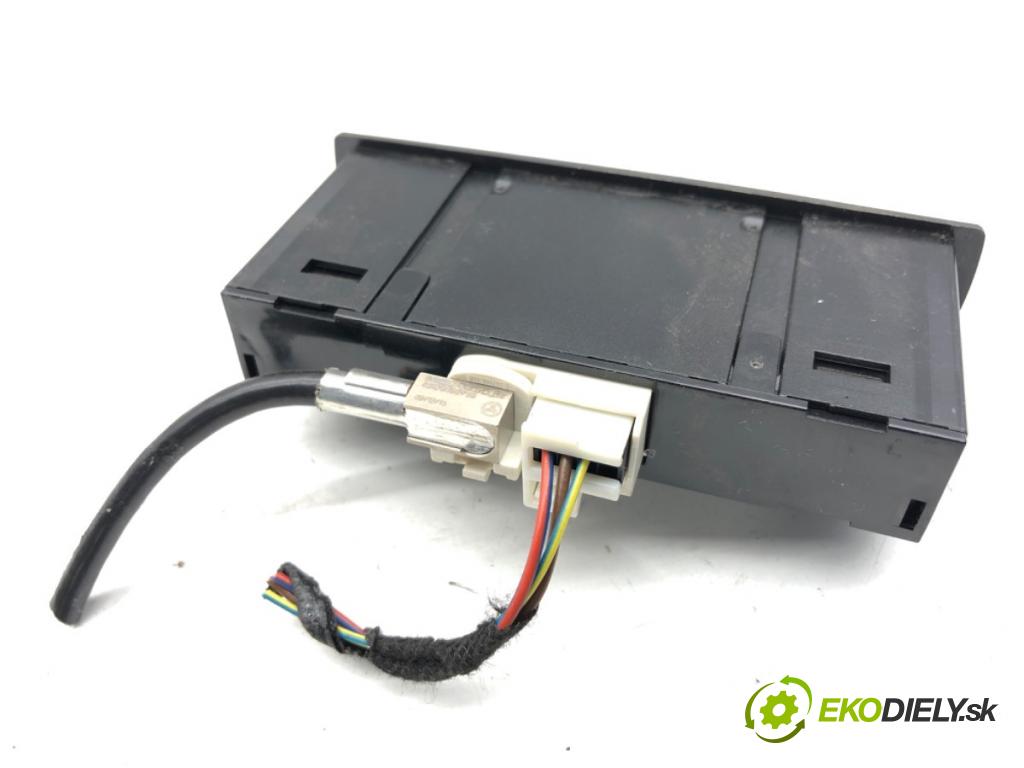 MERCEDES-BENZ CLA coupe coupe 2017 80 kW CLA 180 CDI / d (117.312) 1461 HNÍZDO: USB A1728202100