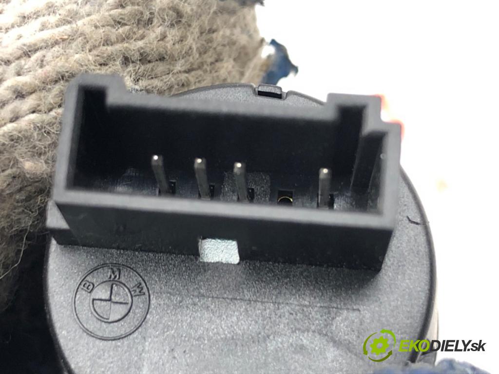 BMW E90 sedan 2005 95 kW 318 i 1995 vypínač přepínač tažného oka 6942608