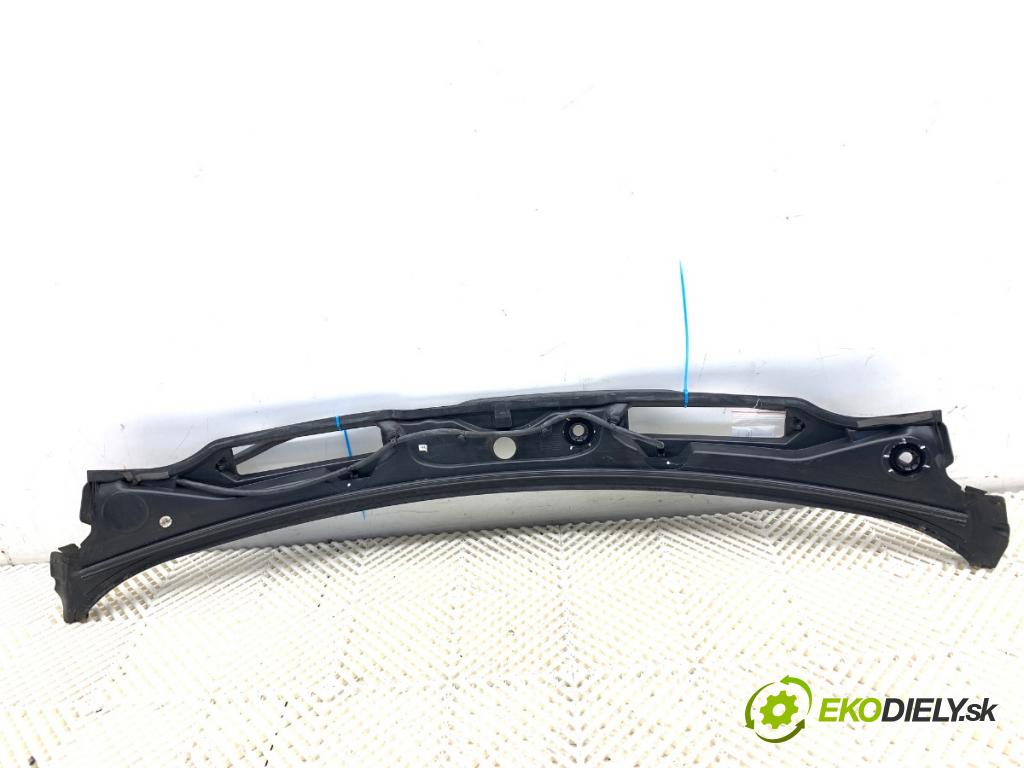 BMW E90 sedan 2005 95 kW 318 i 1995 torpédo plast pod čelní okno  (Plast pod čelním sklem)