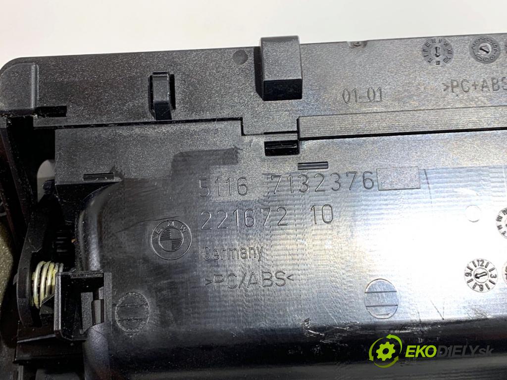 BMW E90 sedan 2005 95 kW 318 i 1995 lišty kryt 7132845 7132376 (Lišta)