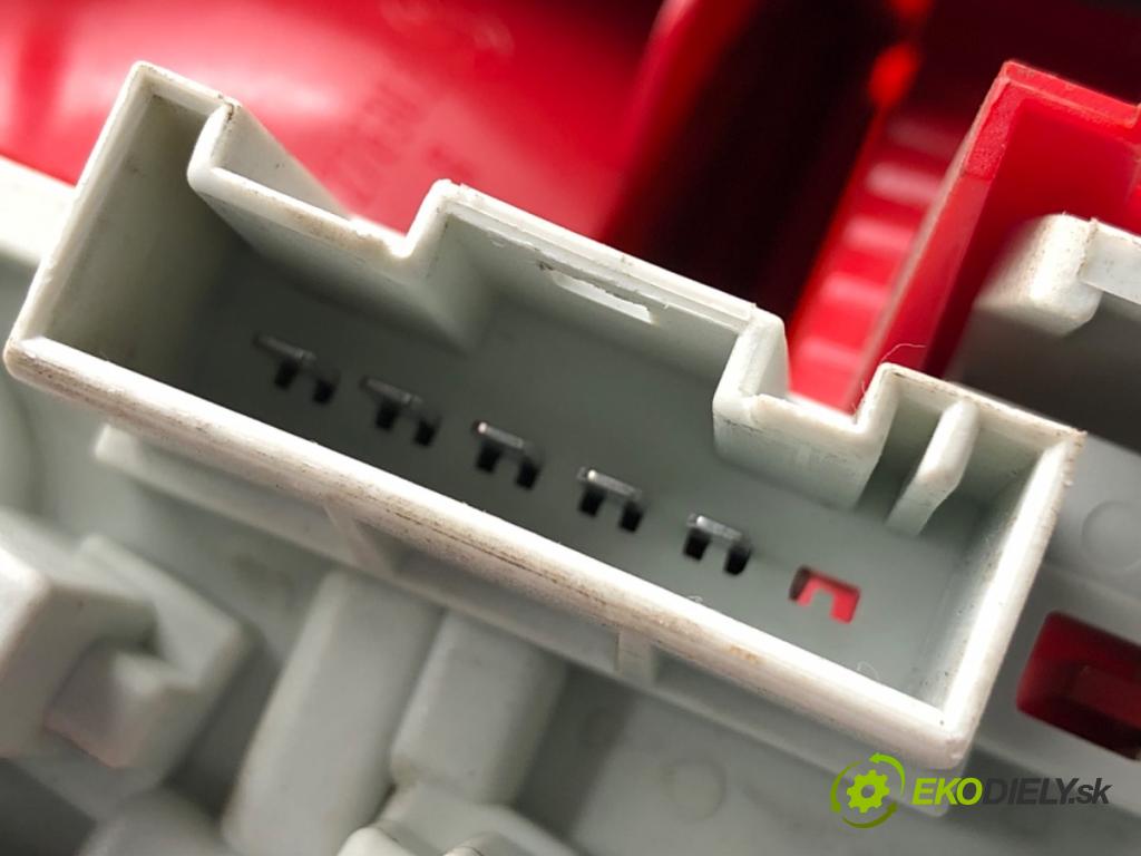 BMW E90 sedan 2005 95 kW 318 i 1995 Svetlo pravy zad 6937458