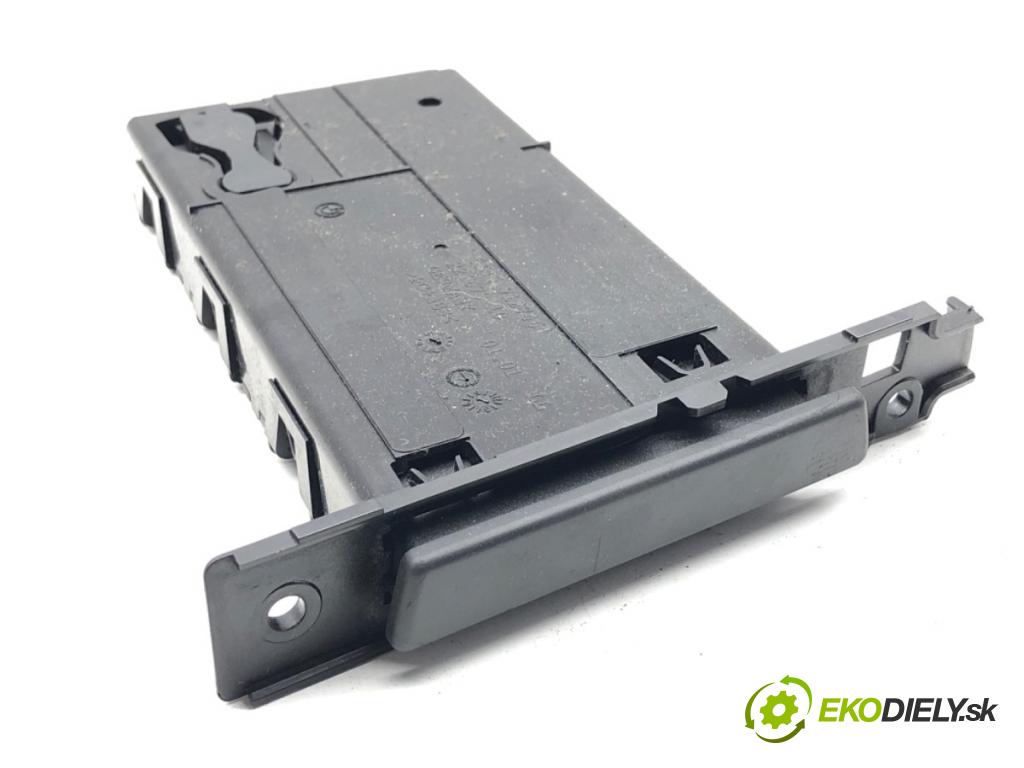 BMW E90 sedan 2005 95 kW 318 i 1995 držák na nápoje 7127461 (Držák nápojů)