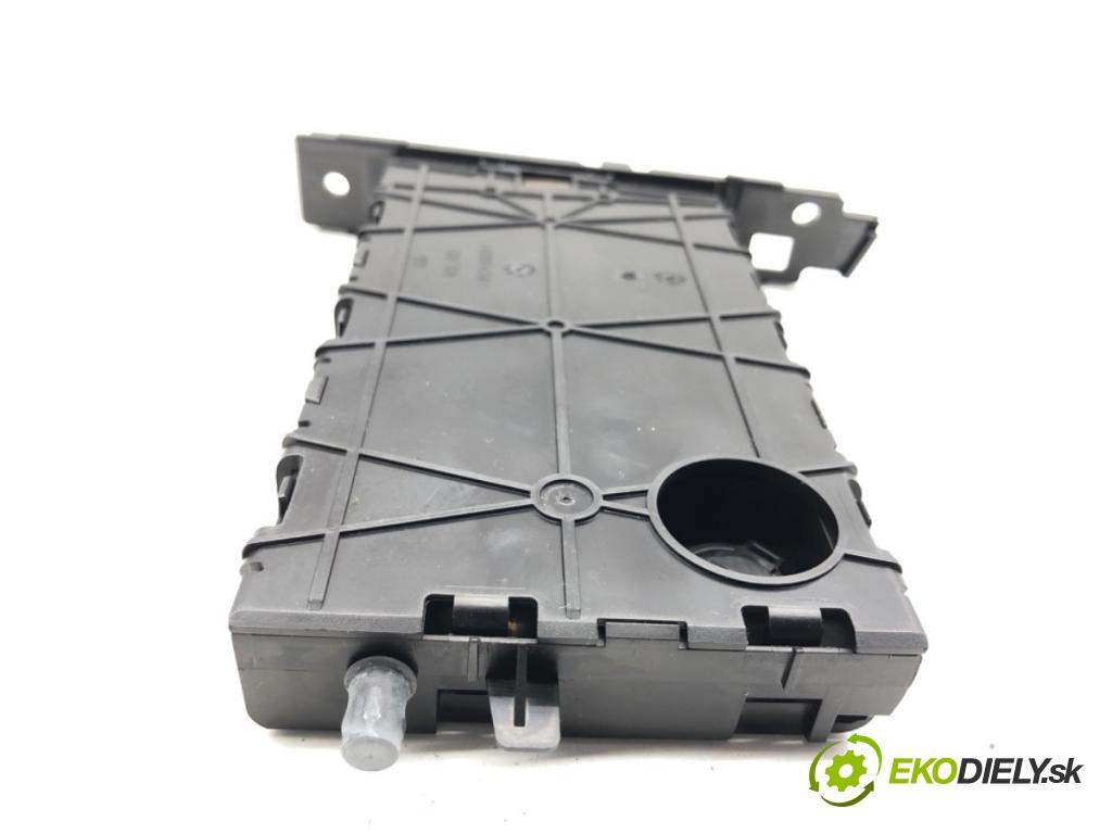 BMW E90 sedan 2005 95 kW 318 i 1995 držák na nápoje 7127461 (Držák nápojů)