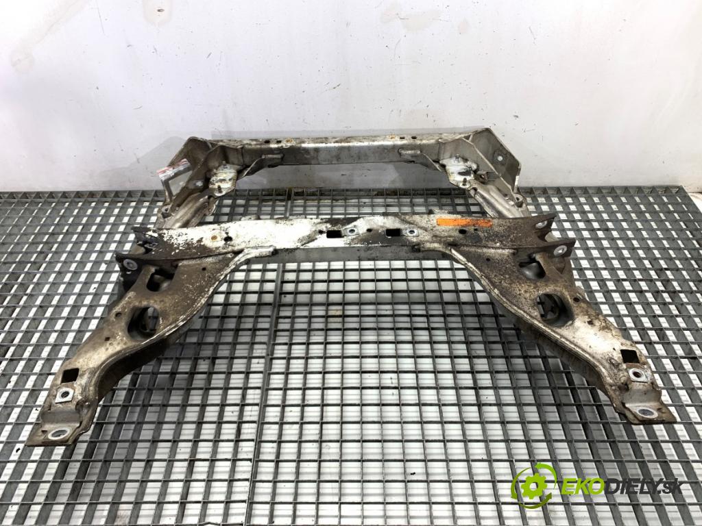 BMW E90 sedan 2005 95 kW 318 i 1995 výztuha pod motor  (Přední výztuha)