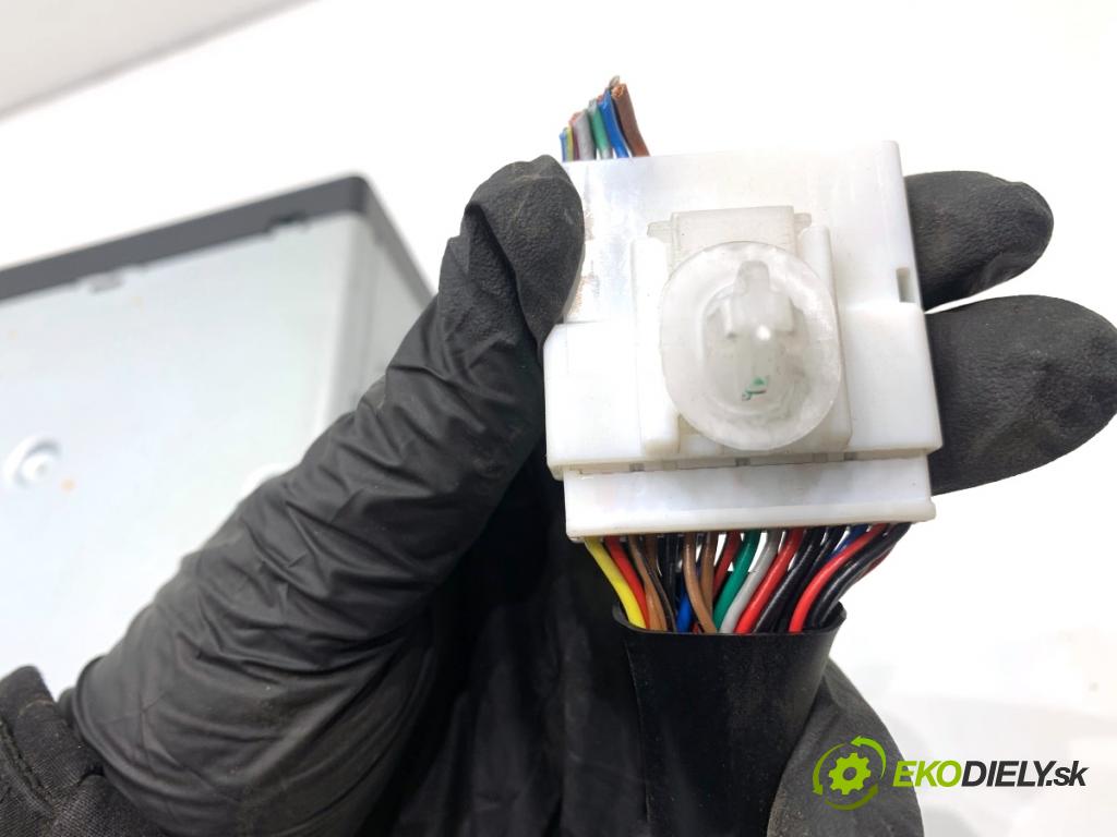 TOYOTA LAND CRUISER J12 samochód terenowy zamknięty 2006 127 kW 3.0 D-4D (KDJ120, KDJ125, KDJ121) 2982 měnič CD 86270-60070 (CD měnič)