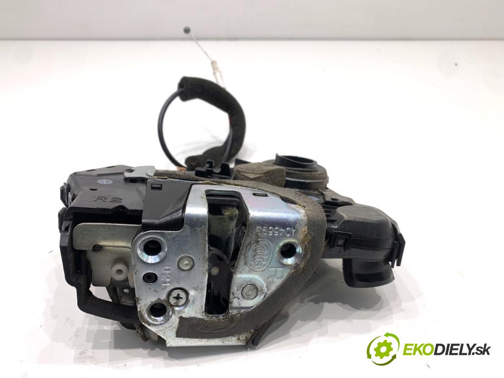 TOYOTA LAND CRUISER J12 samochód terenowy zamknięty 2006 127 kW 3.0 D-4D (KDJ120, KDJ125, KDJ121) 2982 zámok dveře pravý přední část 