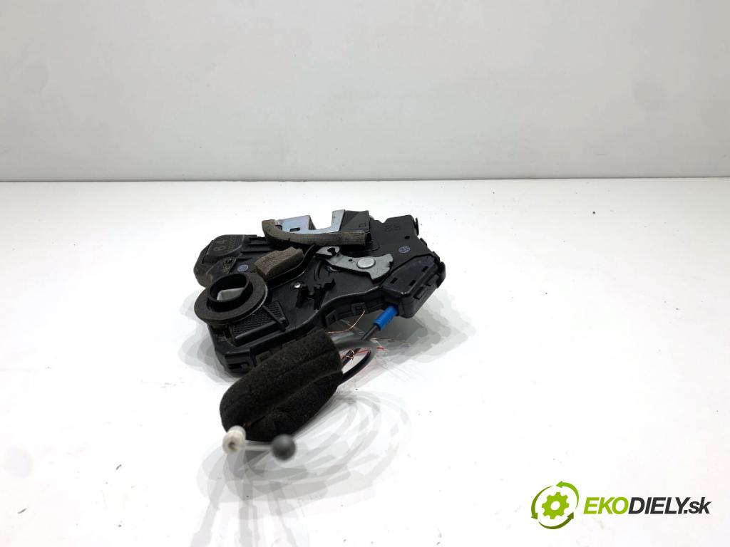 TOYOTA LAND CRUISER J12 samochód terenowy zamknięty 2006 127 kW 3.0 D-4D (KDJ120, KDJ125, KDJ121) 2982 zámok dveře pravý přední část