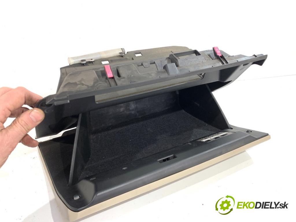 TOYOTA LAND CRUISER J12 samochód terenowy zamknięty 2006 127 kW 3.0 D-4D (KDJ120, KDJ125, KDJ121) 2982 přihrádka kastlík spolujezdce  (Přihrádka (kastlík))