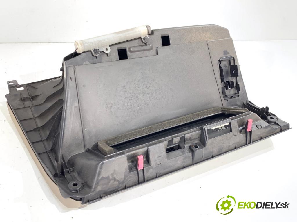 TOYOTA LAND CRUISER J12 samochód terenowy zamknięty 2006 127 kW 3.0 D-4D (KDJ120, KDJ125, KDJ121) 2982 přihrádka kastlík spolujezdce  (Přihrádka (kastlík))