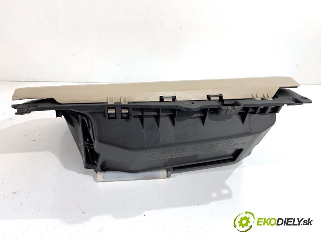 TOYOTA LAND CRUISER J12 samochód terenowy zamknięty 2006 127 kW 3.0 D-4D (KDJ120, KDJ125, KDJ121) 2982 přihrádka kastlík spolujezdce  (Přihrádka (kastlík))