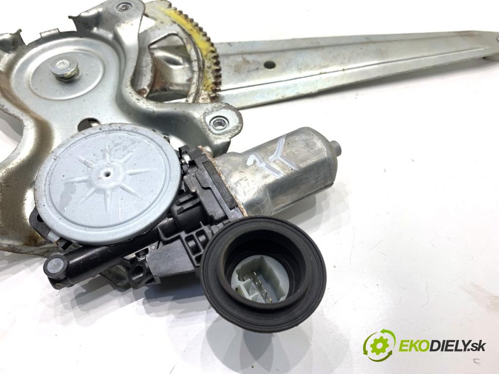 TOYOTA LAND CRUISER J12 samochód terenowy zamknięty 2006 127 kW 3.0 D-4D (KDJ120, KDJ125, KDJ121) 2982 mechanismus okna pravý zadní část 85720-58010
