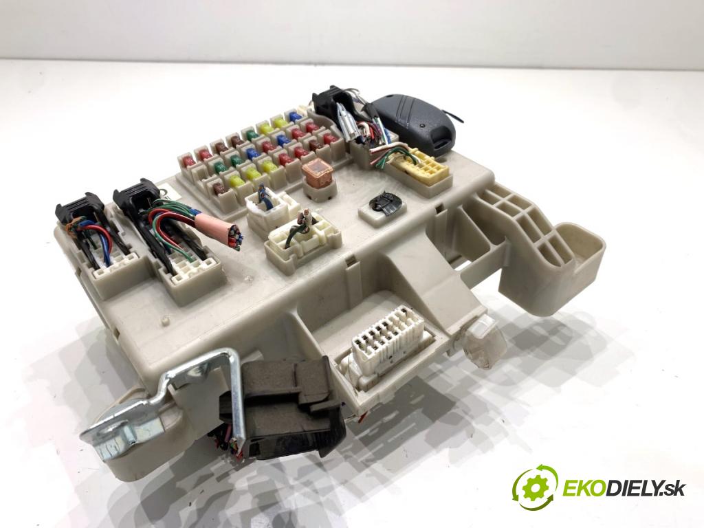 TOYOTA LAND CRUISER J12 samochód terenowy zamknięty 2006 127 kW 3.0 D-4D (KDJ120, KDJ125, KDJ121) 2982 modul BSI  (Pojistková skříňka)