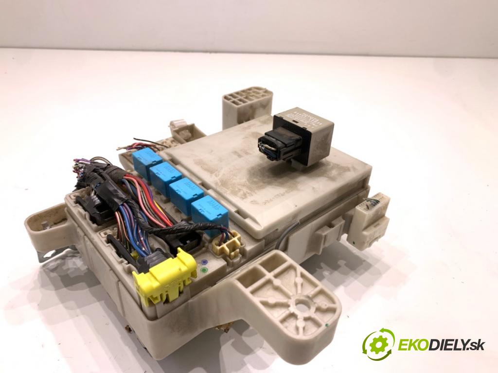 TOYOTA LAND CRUISER J12 samochód terenowy zamknięty 2006 127 kW 3.0 D-4D (KDJ120, KDJ125, KDJ121) 2982 modul BSI  (Pojistková skříňka)