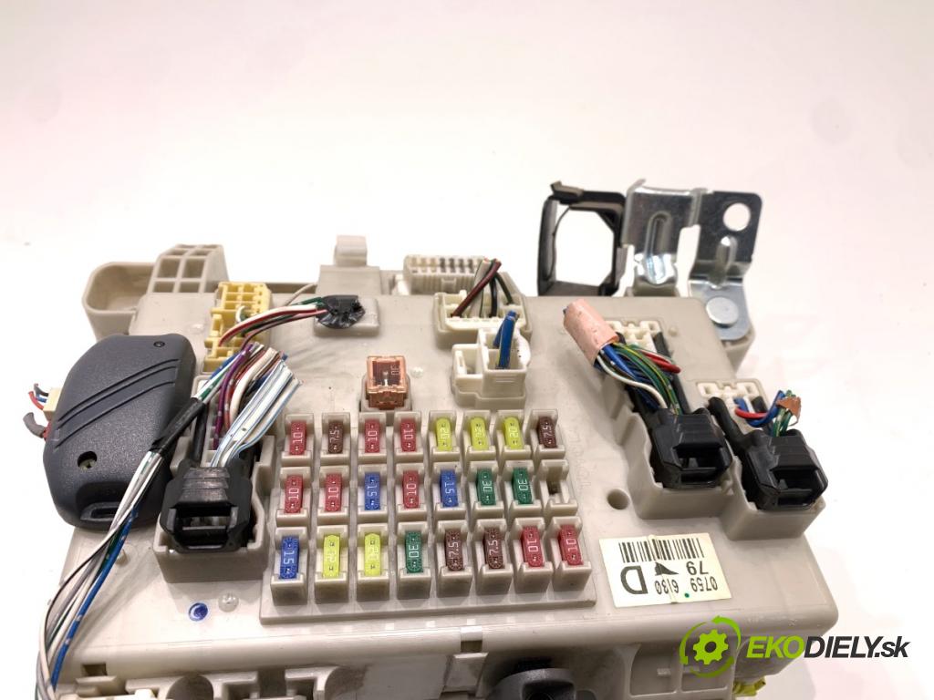 TOYOTA LAND CRUISER J12 samochód terenowy zamknięty 2006 127 kW 3.0 D-4D (KDJ120, KDJ125, KDJ121) 2982 modul BSI  (Pojistková skříňka)