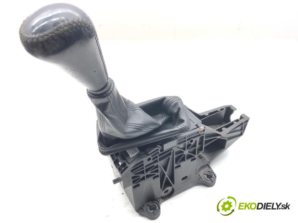 TOYOTA LAND CRUISER J12 samochód terenowy zamknięty 2006 127 kW 3.0 D-4D (KDJ120, KDJ125, KDJ121) 2982 kulisa  (Řadicí páka (kulisa) )