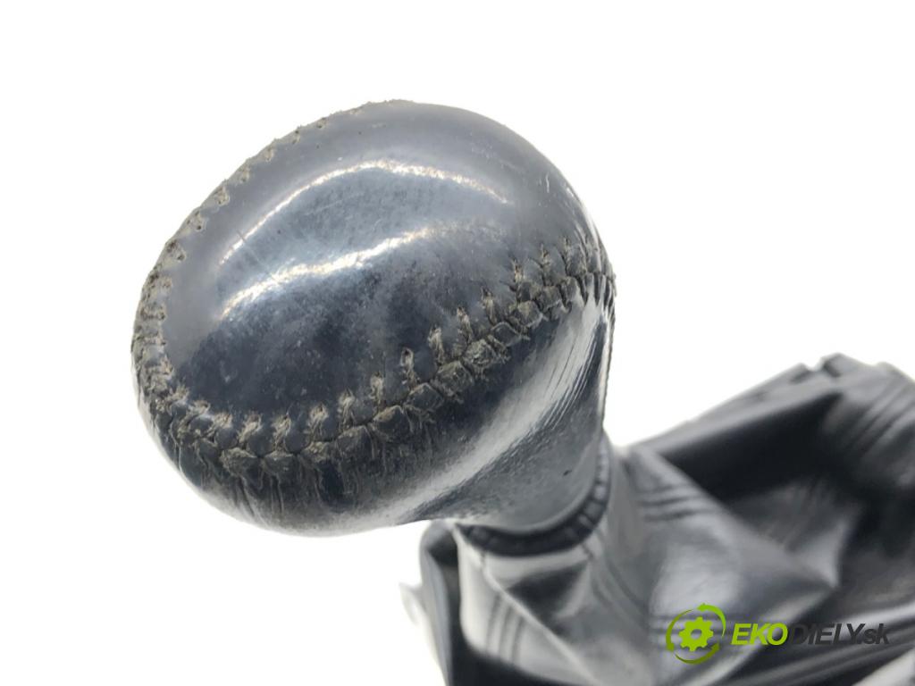 TOYOTA LAND CRUISER J12 samochód terenowy zamknięty 2006 127 kW 3.0 D-4D (KDJ120, KDJ125, KDJ121) 2982 kulisa  (Řadicí páka (kulisa) )