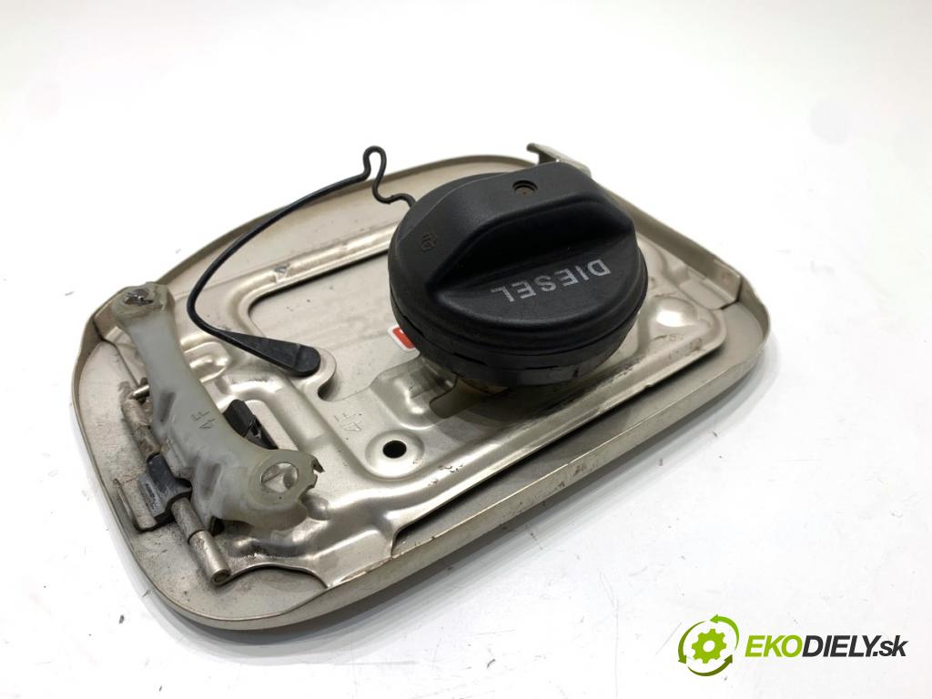 TOYOTA LAND CRUISER J12 samochód terenowy zamknięty 2006 127 kW 3.0 D-4D (KDJ120, KDJ125, KDJ121) 2982 dvířka nádrže paliva  (Klika dveří ostatní)