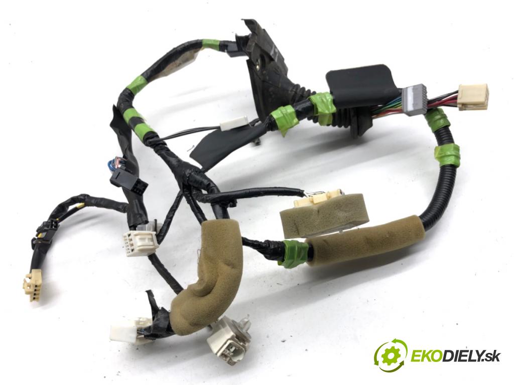 TOYOTA LAND CRUISER J12 samochód terenowy zamknięty 2006 127 kW 3.0 D-4D (KDJ120, KDJ125, KDJ121) 2982 Káblovačka Dvere predný ľavy 