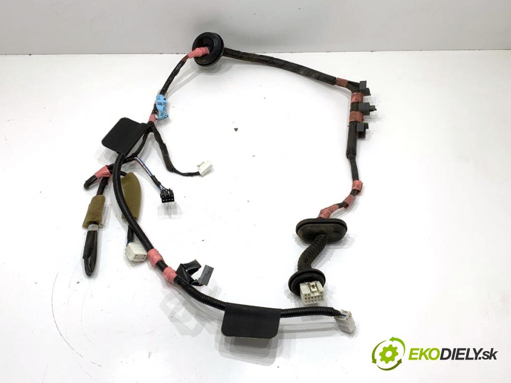 TOYOTA LAND CRUISER J12 samochód terenowy zamknięty 2006 127 kW 3.0 D-4D (KDJ120, KDJ125, KDJ121) 2982 Káblovačka Dvere zad pravy 