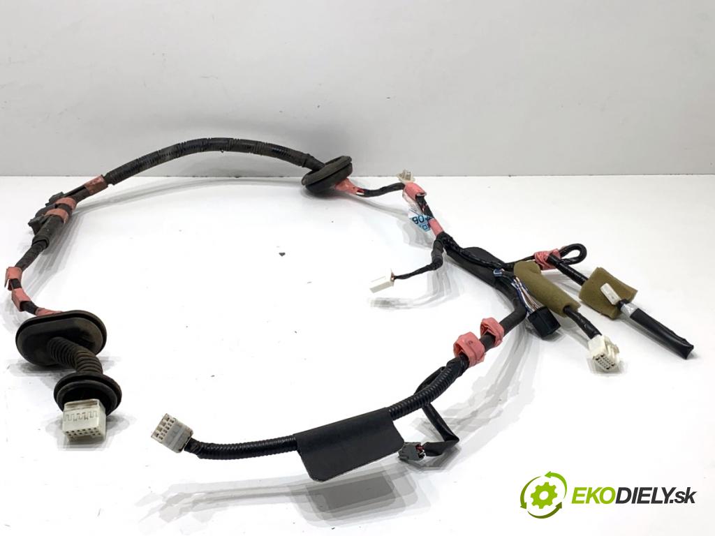 TOYOTA LAND CRUISER J12 samochód terenowy zamknięty 2006 127 kW 3.0 D-4D (KDJ120, KDJ125, KDJ121) 2982 Káblovačka Dvere zad pravy