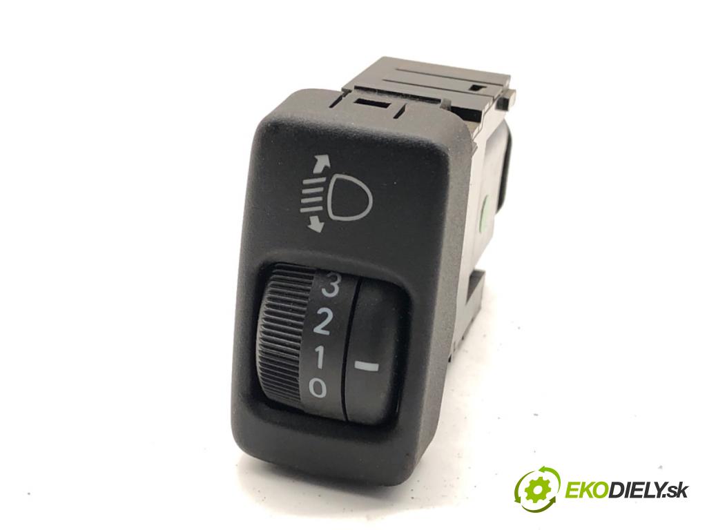 TOYOTA LAND CRUISER J12 samochód terenowy zamknięty 2006 127 kW 3.0 D-4D (KDJ120, KDJ125, KDJ121) 2982 přepínač nastavení světel  (Páčky pod volantem)