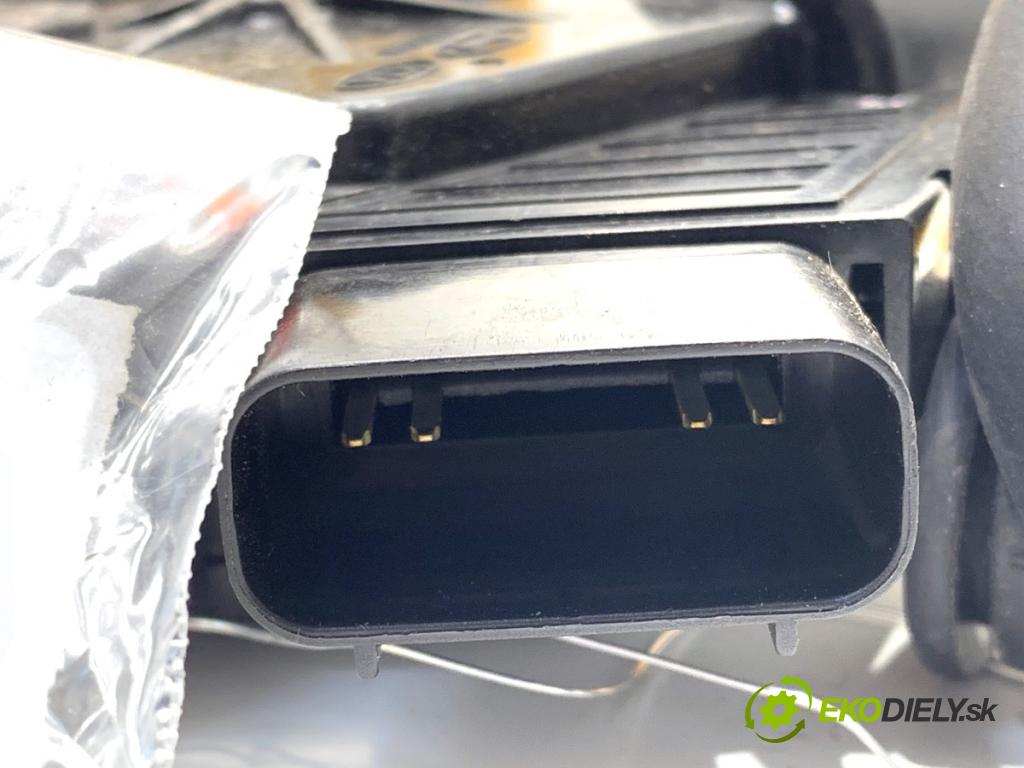 KIA CEED Kombi 2016 100 kW 1.6 CRDi 136 1582 zámok Dvere pravy predný 81320-A2410