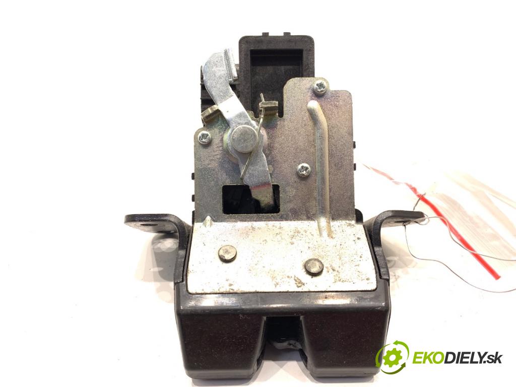 KIA CEED Kombi 2016 100 kW 1.6 CRDi 136 1582 zámok dverí zad