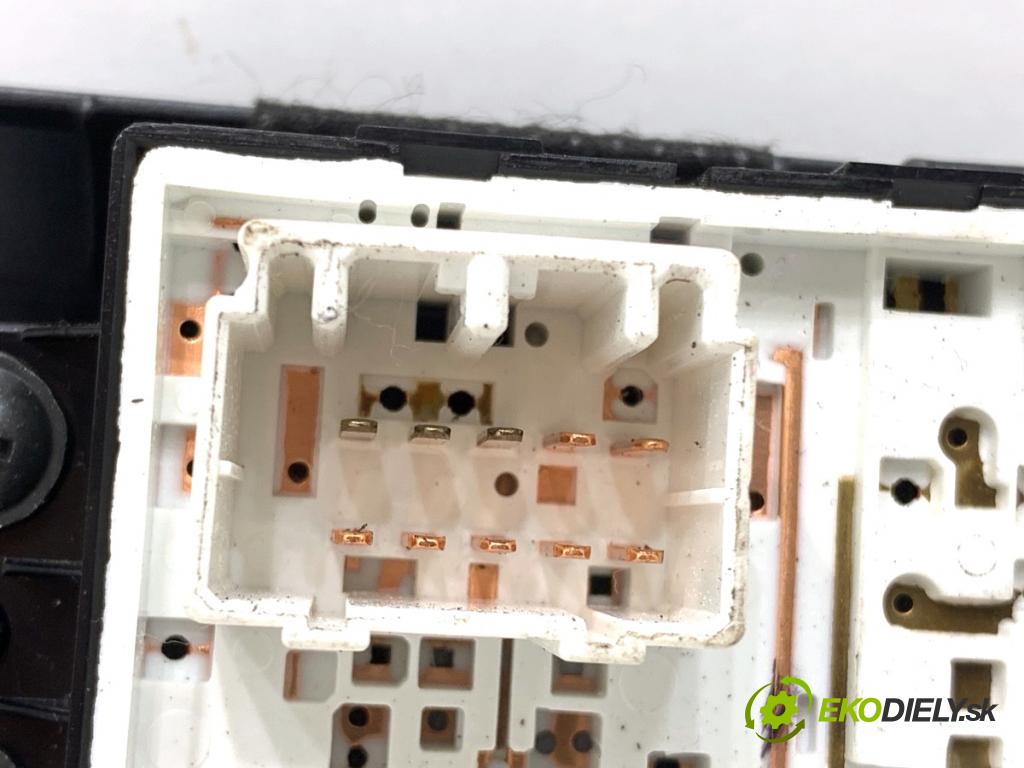 KIA CEED Kombi 2016 100 kW 1.6 CRDi 136 1582 Prepínač nastavenia svetiel 84790-A2000 (Prepínacie páčky pod volantom)