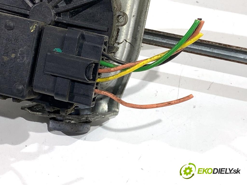 RENAULT THALIA II sedan 2011 55 kW 1.2 16V (LU2V) 1149 Mechanizmus stieračov predný 8200700005 (Motorček stieračov predný)