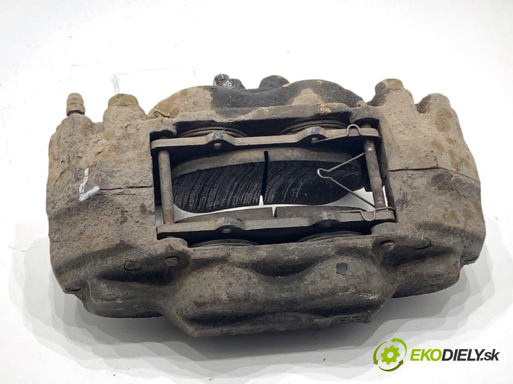 TOYOTA LAND CRUISER J12 samochód terenowy zamknięty 2006 127 kW 3.0 D-4D (KDJ120, KDJ125, KDJ121) 2982 brzdič třmen levý přední část 